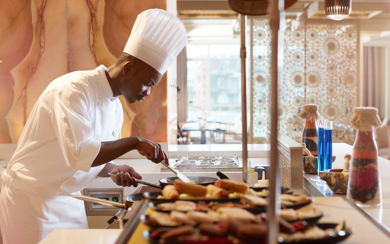 Tilal Jabal Al Kabah Hotel Mecca Exterior foto A chef at work